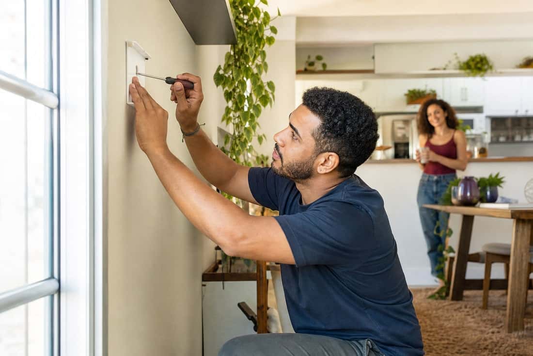 Profissional trabalhando na casa de um cliente